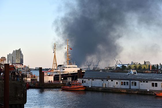 Großfeuer beim Hafengeburtstag