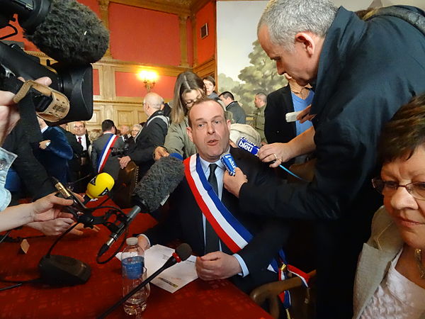 Steeve Briois interviewé par les journalistes.