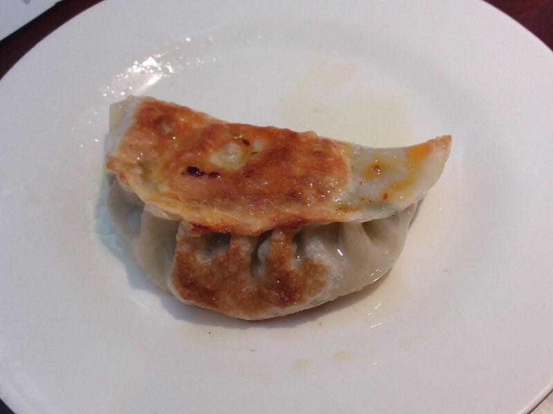 File:HK 深水埗 Sham Shui Po 104 福華街 Fuk Wa Street 圓方餃子粥麵 Yuen Fong restaurant cooked food 餃子 Jiaozi dumpling Dec 2018 SSG 05.jpg