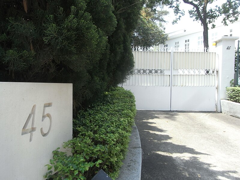 File:HK 香港島 南區 South District 壽山村道 45 Shouson Hill Road sign April-2011.JPG