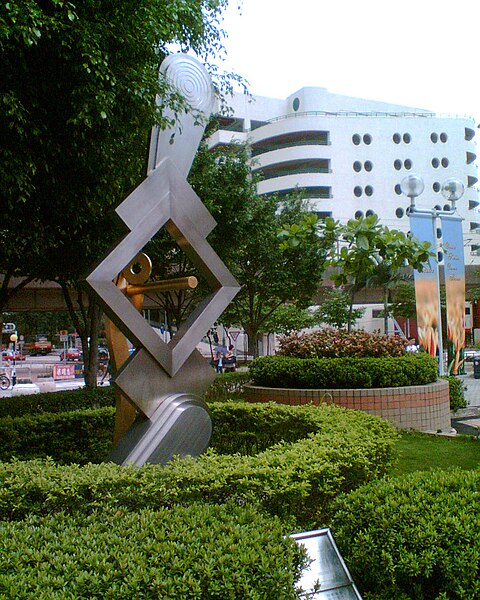 File:HK KwaiTsingTheatre MetalStatue.jpg