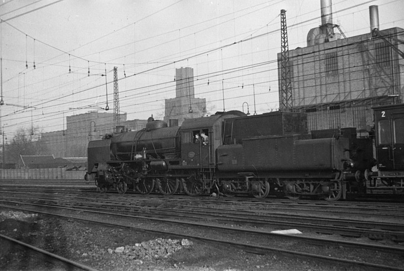 File:HUA-160444-Afbeelding van de stoomlocomotief nr. 4011 (serie 4000) van de N.S. te Utrecht.jpg