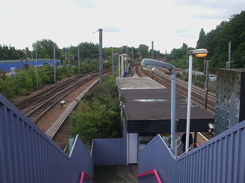 File:Harringay station footbridge towards southbound.JPG