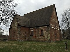 Backsteingebäude mit steilem Dach und gotischen Fenstern