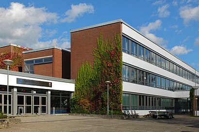 So kommt man zu Helmholtz Gymnasium mit den Öffentlichen - Mehr zum Ort Hier