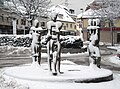 Schneebedeckte „Bundestrilogie“ am Rande der Fußgängerzone