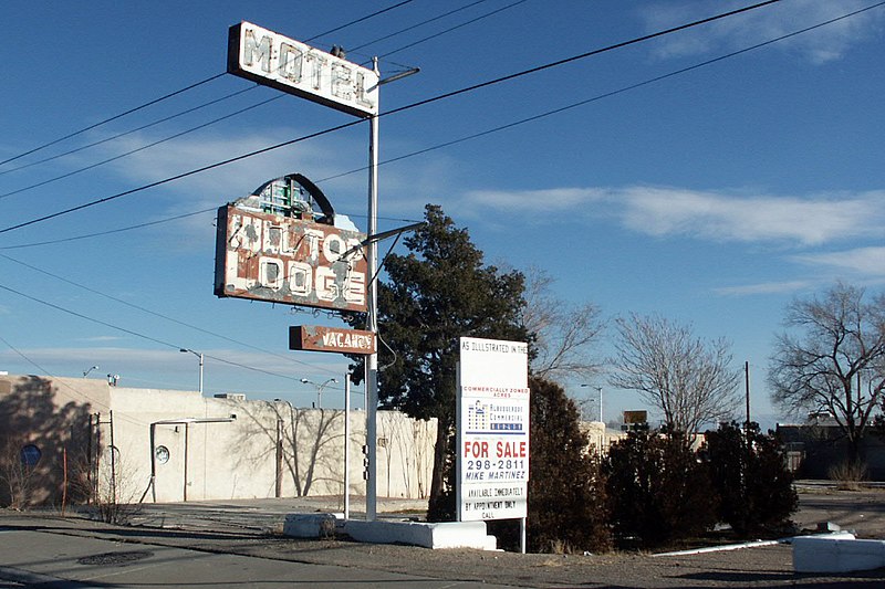 File:Hilltop Lodge sign Albuquerque 2004.jpg