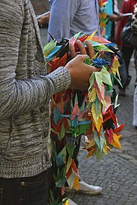 Origami-Kraniche eines Gedenkveranstaltungsteilnehmers in der Aegidienkirche (Stand: 2014)