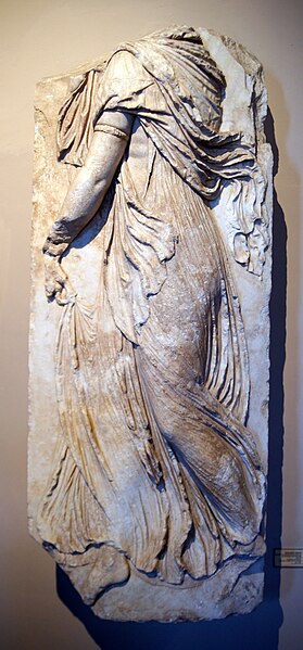 File:IAM 764T - Dancing maenad.jpg