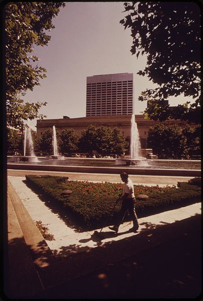 File:IN THE GARDENS OF THE MALL-CLEVELAND'S CIVIC CENTER - NARA - 550298.jpg