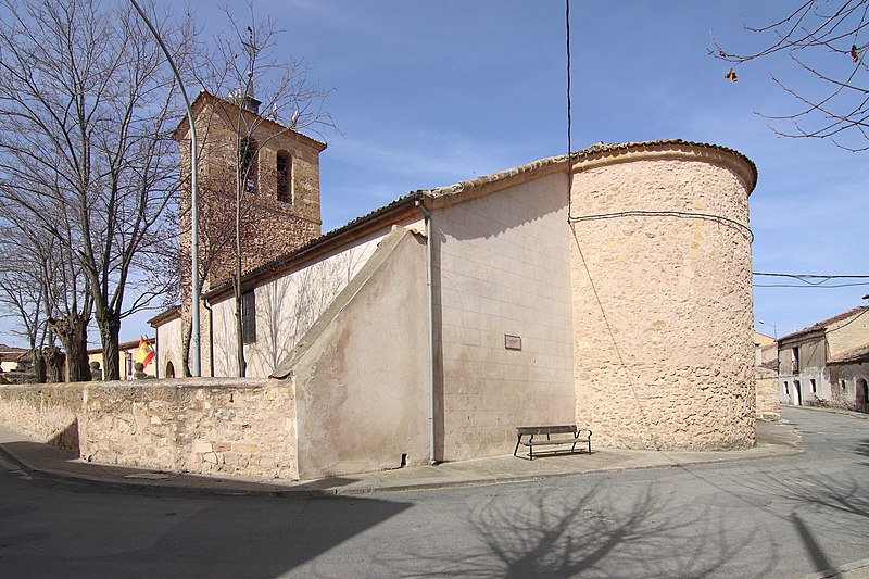 File:Iglesia de Santiago Apóstol, Brieva, ábside y fachada sur.jpg