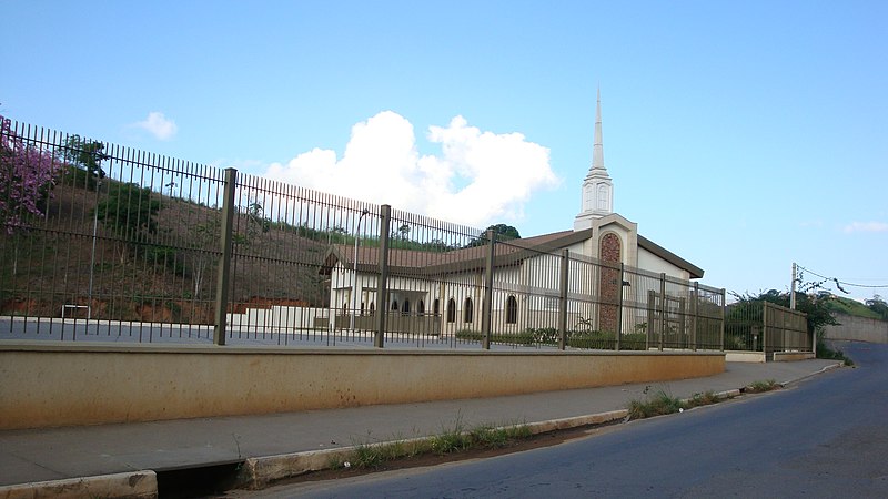 File:Igreja na Mangueira - panoramio.jpg