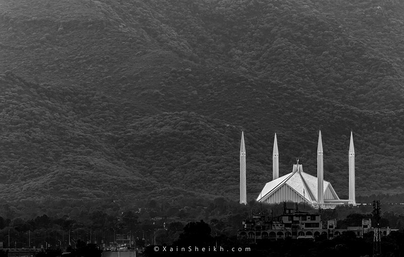 File:In the lap of the hills - Faisal Mosque 01.jpg