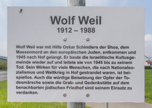 Dieses Foto zeigt eine Informationstafel zum Leben von Wolf Weil an der nach ihm benannten Straße