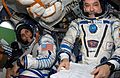 Tyurin e Williams dentro da Soyuz TMA-9 acoplada à ISS.