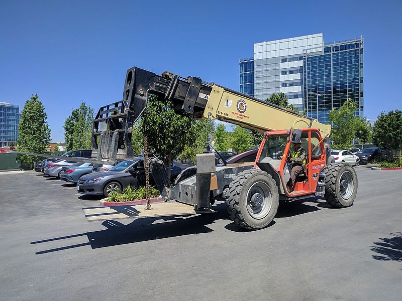 File:JLG 1055 telehandler carrying a large metal plate.jpg