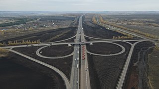 Die neu ausgebaute autobahnähnliche Straße in Kandry, Republik Baschkortostan (Oktober 2022)