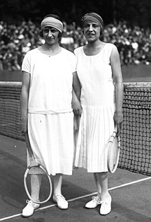 Lenglen con Kathleen McKane (sinistra) agli Internazionali di Francia 1925