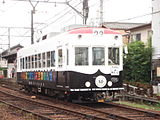 モボ105嵐電パトトレイン 2011年6月、等持院駅-龍安寺駅間にて