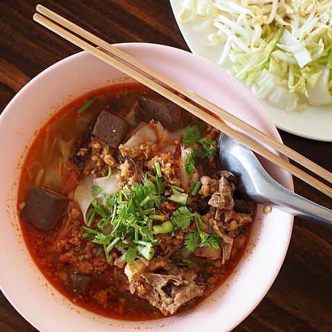 Khao soi Mae Sai, with (minced) pork and curdled blood, is a Thai variant that does not contain coconut milk or curry but uses the same sauce as in nam ngiao.