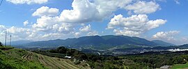 Vedere a lanțului Kongō, văzută din Gojō, Nara.  Gama Izumi poate fi văzută în stânga în spate.