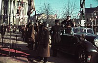Kossuth tér, ünnepség a frontról hazatért katonák tiszteletére a Városháza előtt. Horthy Miklós kormányzó érkezése