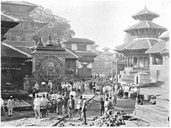 Kurt_Boeck (ty) - C:K.Boeck _ (da) - (ph:Kurt Boeck/WpC) dec.1898 ... Main Street of Kathmandu. On the left a part of the royal palace, in front a black stone carving of the cholera goddess Kal Bhairav - (.. se hele bogen - og bilder-aus-nepal.de)