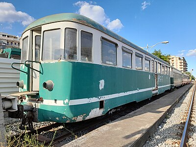 La rimorchiata FCE R.551 (serie R.551-552) accantonata presso la stazione di Catania Borgo, 10 giugno 2022.