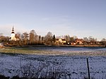 Landeryds kyrka, med tillhörande församlingshem till höger.