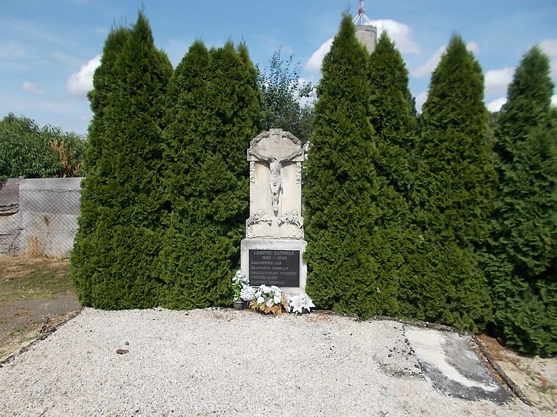 File:Lengyel katonák 2. világháborús síremléke, 2019 Kapuvár.jpg