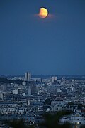 Cu puțin timp după răsăritul Lunii, eclipsa văzută din cartierul parizian Montmartre.