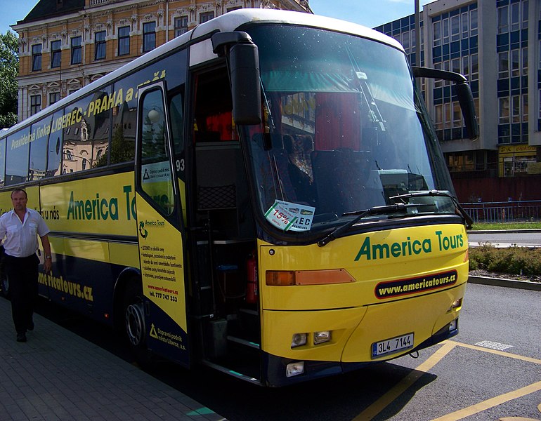 File:Liberec, autobus 493 z Prahy (01).jpg