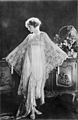 Amerikiečių aktorė Lillian Gish su rytine suknele iš šifono ir nėrinių (1922 m.)