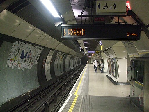 London Bridge tube stn southbound Northern look north