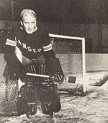 Foto de Lester Patrick posando con ropa de portero.