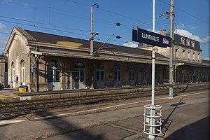呂內維爾站的月台和主站房（2015年10月）