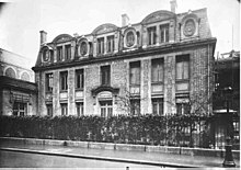 photographie en noir et blanc d'un bâtiment surlequel est inscrit « Université de Paris ».