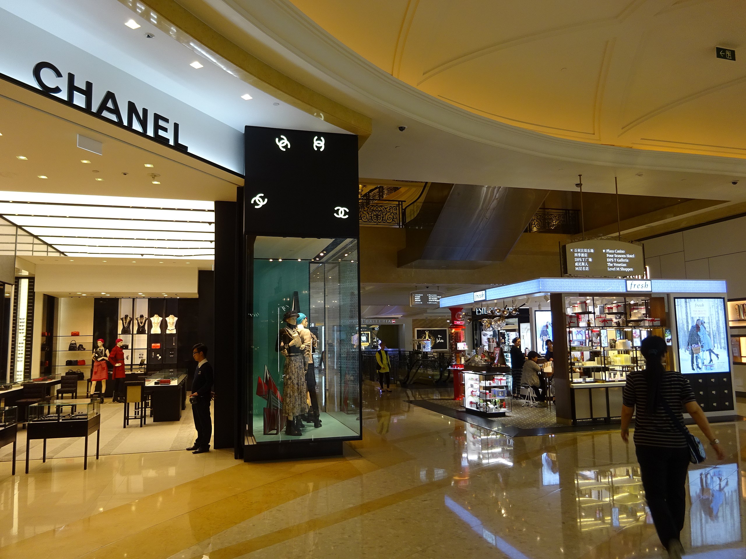 File:MC 澳門 Macau 路氹城 Cotai 四季名店 Shoppes at Four Seasons mall interior shop  CHANEL Nov 2016 DSC.jpg - Wikimedia Commons