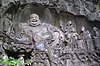Maitreya en discipelen snijden in Feilai Feng Caves.jpg