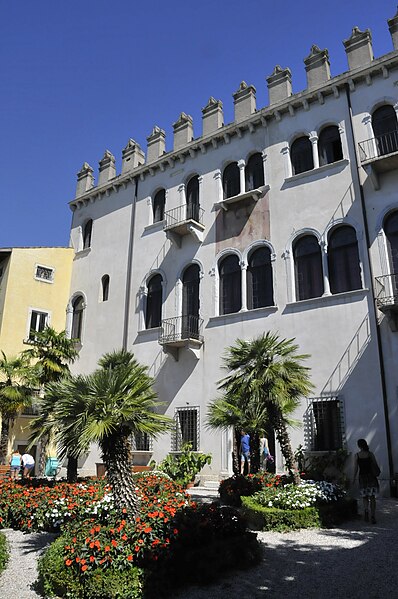 File:Malcesine-Palazzo-dei-Capitani-CTH.JPG