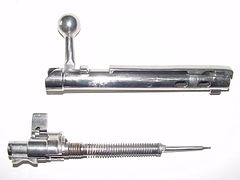 Schlagbolzen (unten) und Verschluss (oben) einer Mauser Modell 98