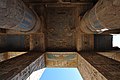 Μεντινέτ Χαμπού, νεκρικός ναός του Ραμσή Γ': λεπτομέρεια των εντυπωσιακών γλυπτών και γραπτών διακοσμητικών παραστάσεων.