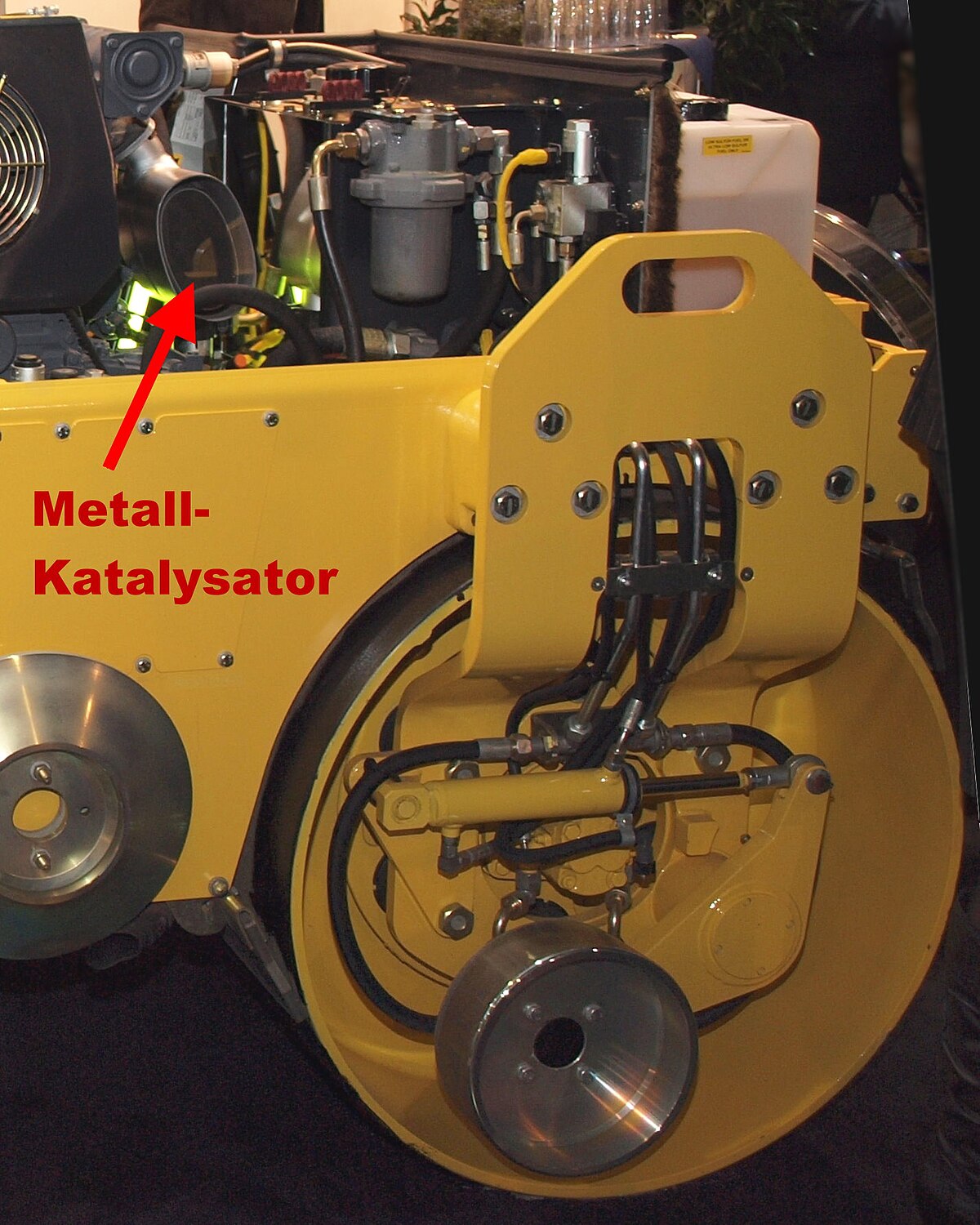File:Metall-Katalysator Baumaschine.jpg - Wikimedia Commons
