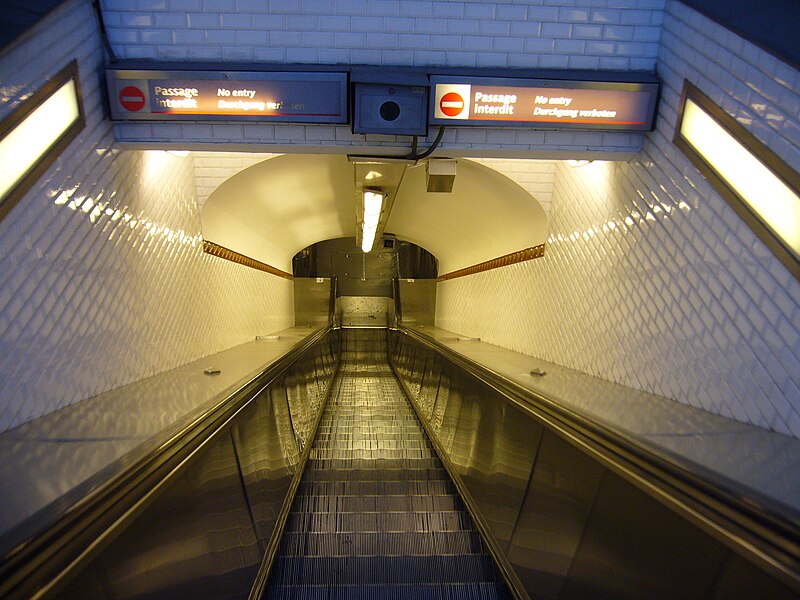 File:Metro Paris - Ligne 12 - Station Mairie d'Issy - Sortie (2).jpg