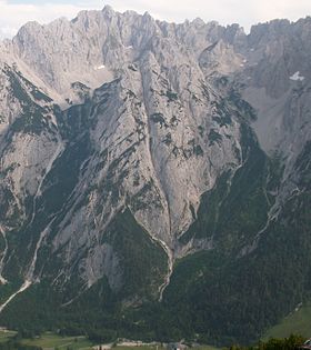 Вид с севера (на переднем плане).