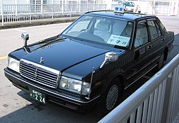 Taxi japonais avec rétroviseurs situés sur l'avant du capot.