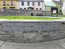 Neue Inschrift der 20 Ogham-Zeichen auf Kalksteinbank in Ramelton, Grafschaft Donegal, Irland