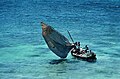 アフリカ、モザンビークの、動力に帆を用いた漁船