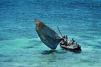 Pêche traditionnelle dans les eaux bleues de l’océan Indien au Nord-Est du Mozambique. (définition réelle 1 089 × 720*)