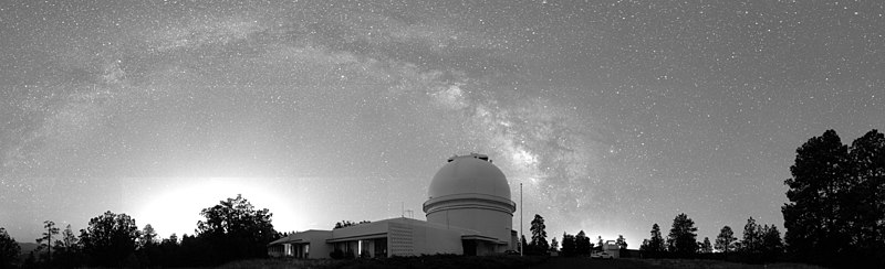 Panoramique nocturne des opérations à la station de Flagstaff de l'observatoire naval des États-Unis (NOFS)